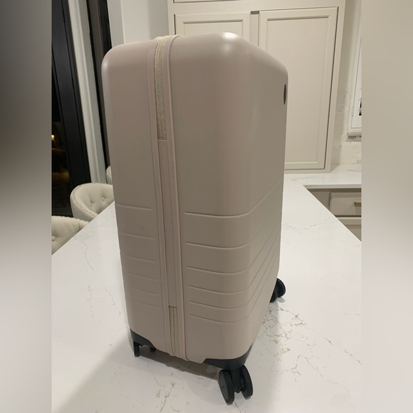 Monos 23 inch carry on plus luggage - Picture 3 of 15